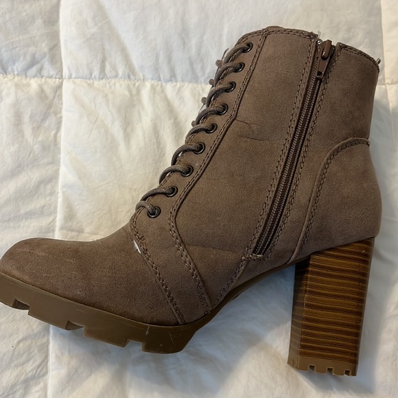Chunky lace up boots NWOT - Picture 2 of 4